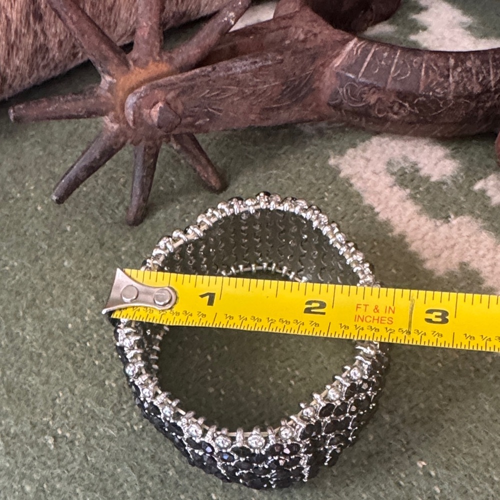 Elegant Black Crystal Bracelet - Picture 4 of 4